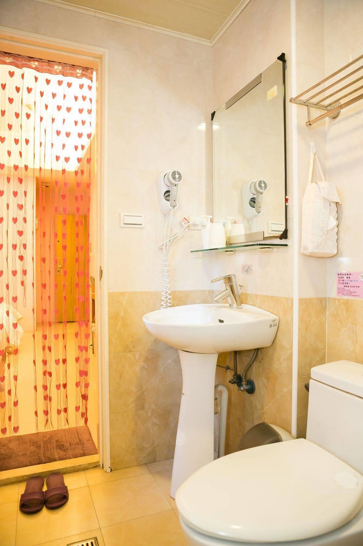 Mei Hsiao Yuen Hostel Taichung Exterior photo