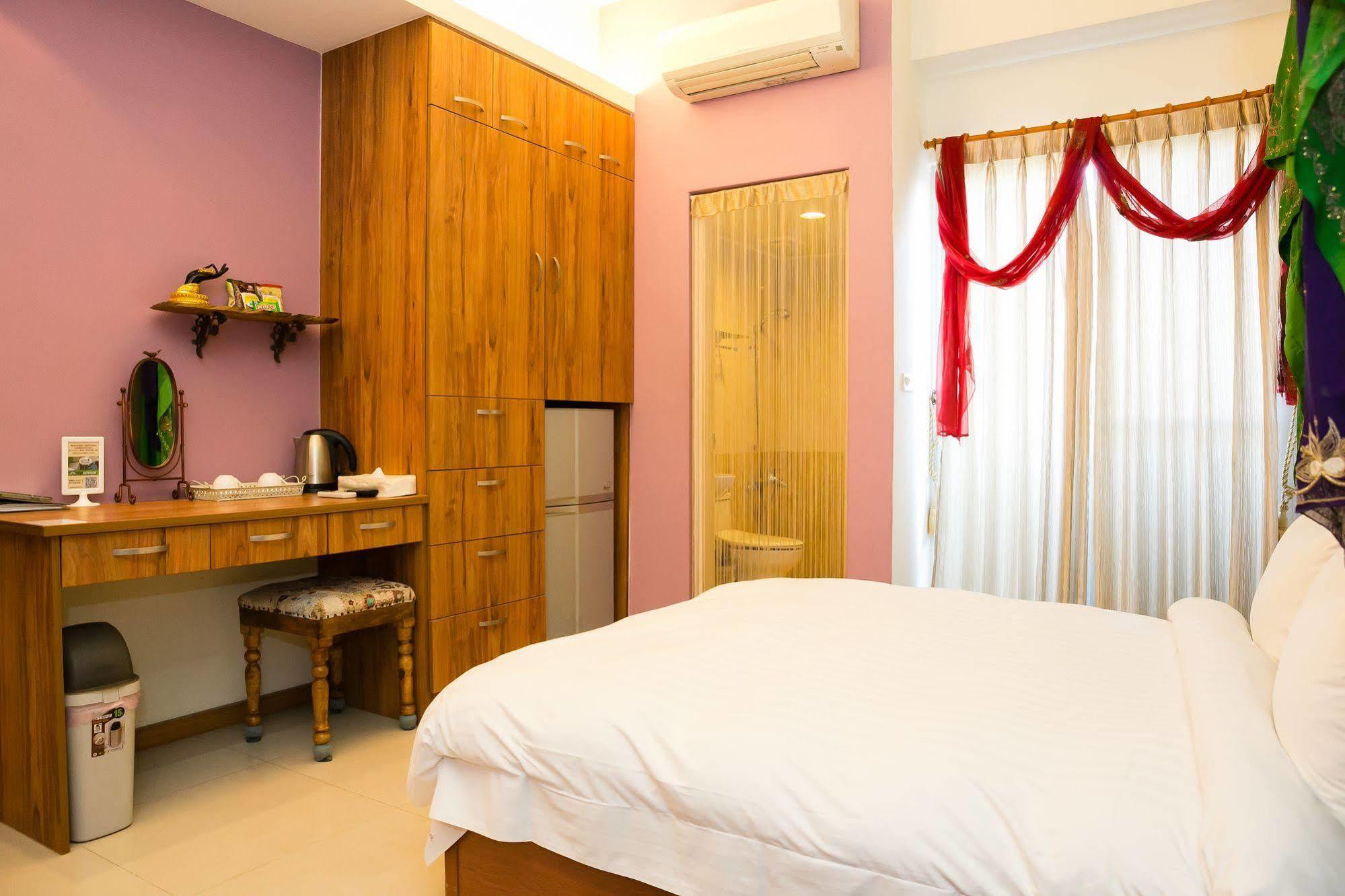 Mei Hsiao Yuen Hostel Taichung Exterior photo