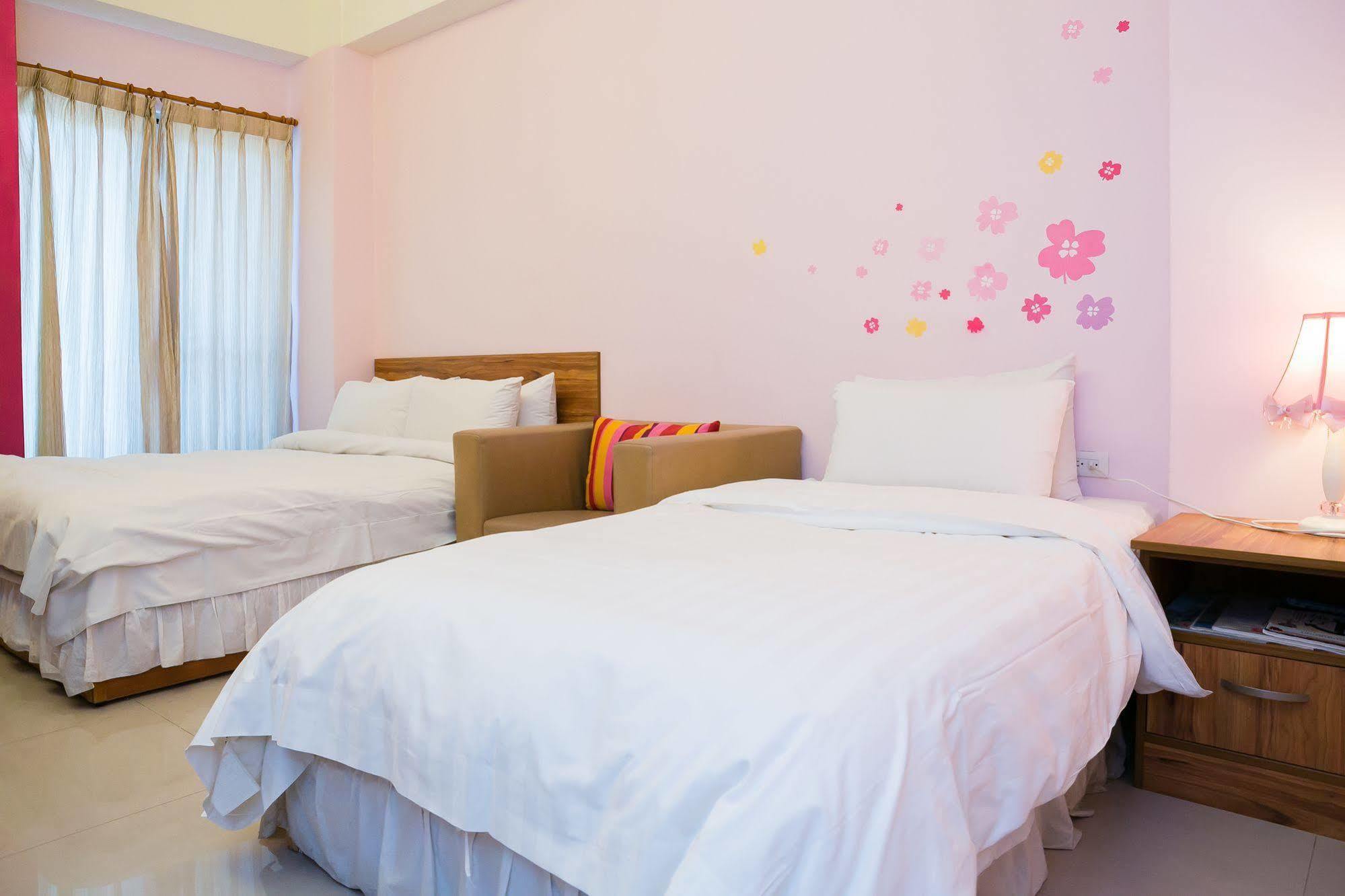 Mei Hsiao Yuen Hostel Taichung Exterior photo