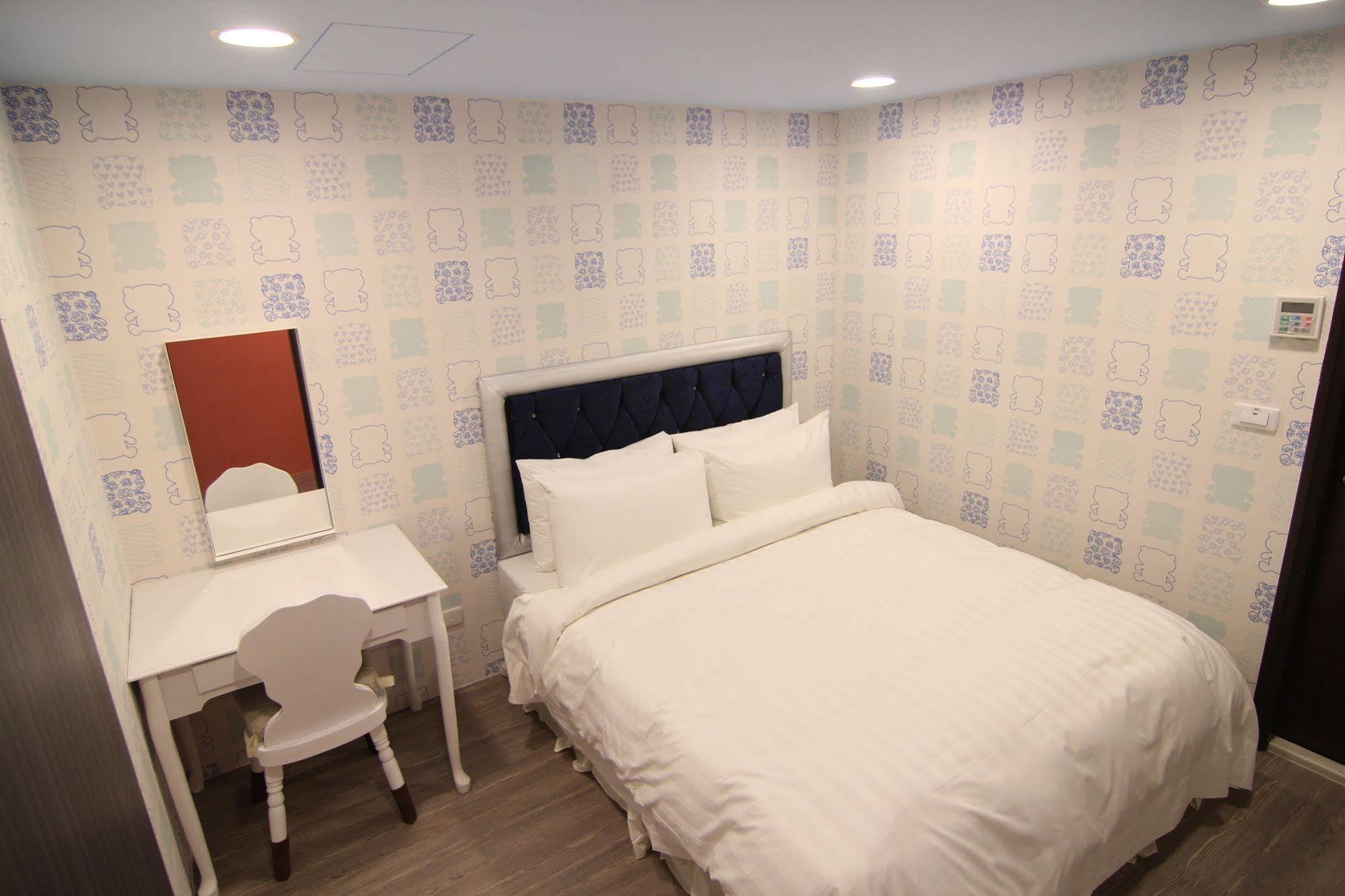Mei Hsiao Yuen Hostel Taichung Exterior photo