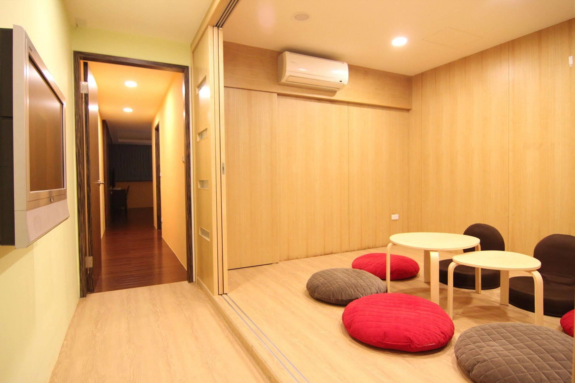 Mei Hsiao Yuen Hostel Taichung Exterior photo